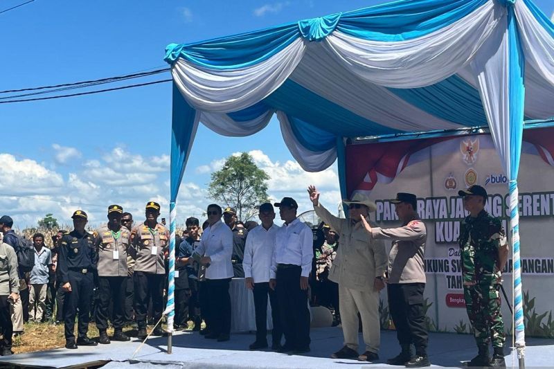 Presiden RI Prabowo Subianto didampingi Menteri Pertanian Andi Amran Sulaiman, Menteri Perdagangan Budi Santoso, Kapolri Jenderal Pol. Listyo Sigit Prabowo, Panglima TNI Jenderal Agus Subiyanto dan Sekretaris Kabinet Letkol Teddy Indra Wijaya, turut  <b>(ANTARA/Fathur Rochman)</b>