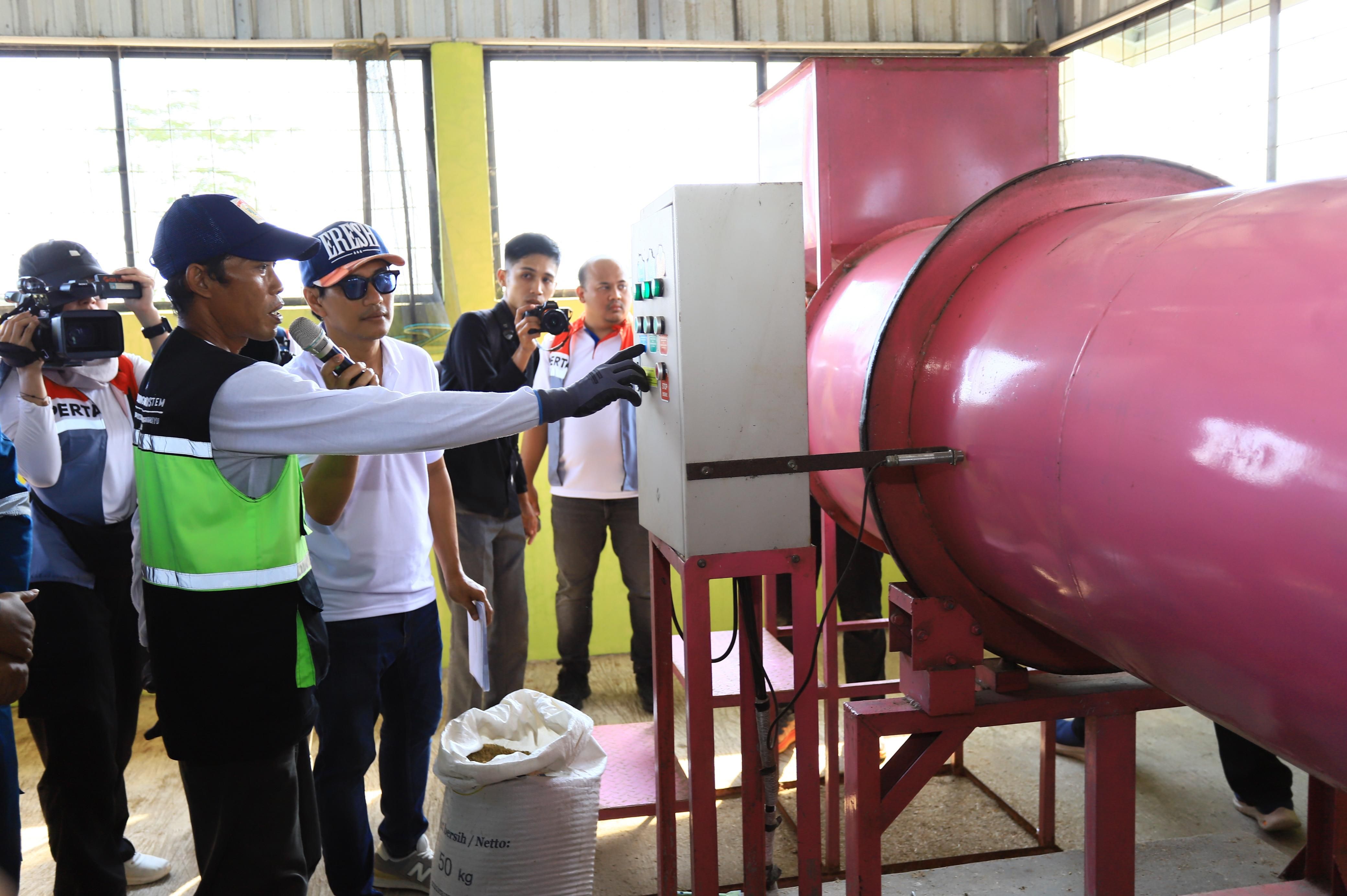 Suyitno Local Heros dari Desa Mernek menjelaskan inovasi Pinky Rudal yang berhasil mengatasi ketergantungan cuaca dalam pengeringan gabah. Dengan alat tersebut pengering gabah menggunakan tenaga hibrida elpiji Bright Gas dan&nbsp;energi&nbsp;surya. <b>(Dok.NTVnews.id)</b>