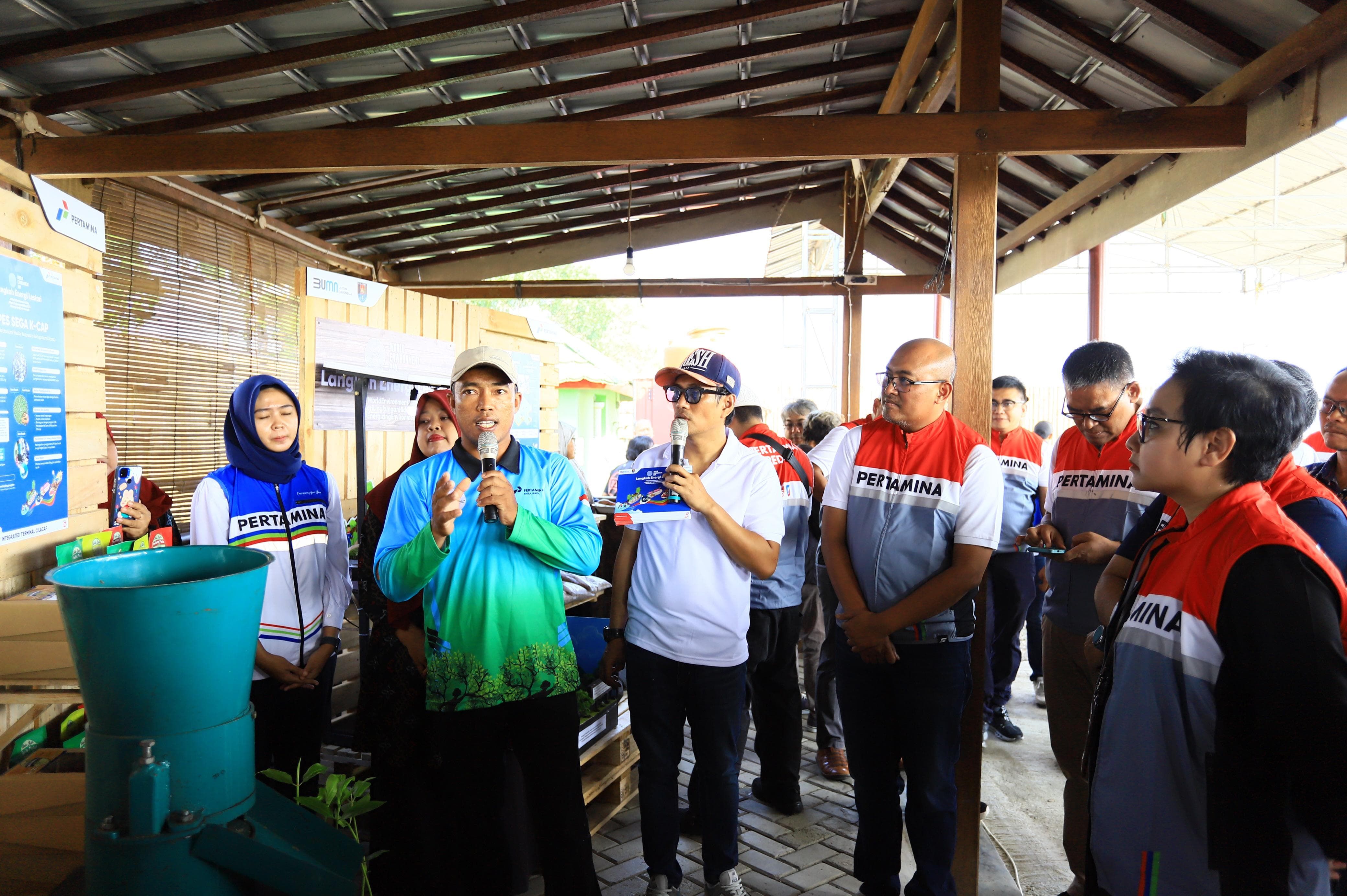 Wakil Bupati Cilacap, Ammy Amalia Fatma Surya bersama Vice President CSR &amp; SMEPP Pertamina (Persero), Rudi Ariffianto beserta jajaran manajemen csr &amp; smepp Pertamina (Persero) mengunjungi beberapa booth Inovasi teknologi (finalis pertamuda) dalam acara hari lingkungan hidup sedunia yang diselenggarakan di Desa Energi Berdikari (EDB) Mernek Jeneg, Cilacap, Jawa Tengah,&nbsp;(04/06/2025). <b>(Dok.NTVnews.id)</b>