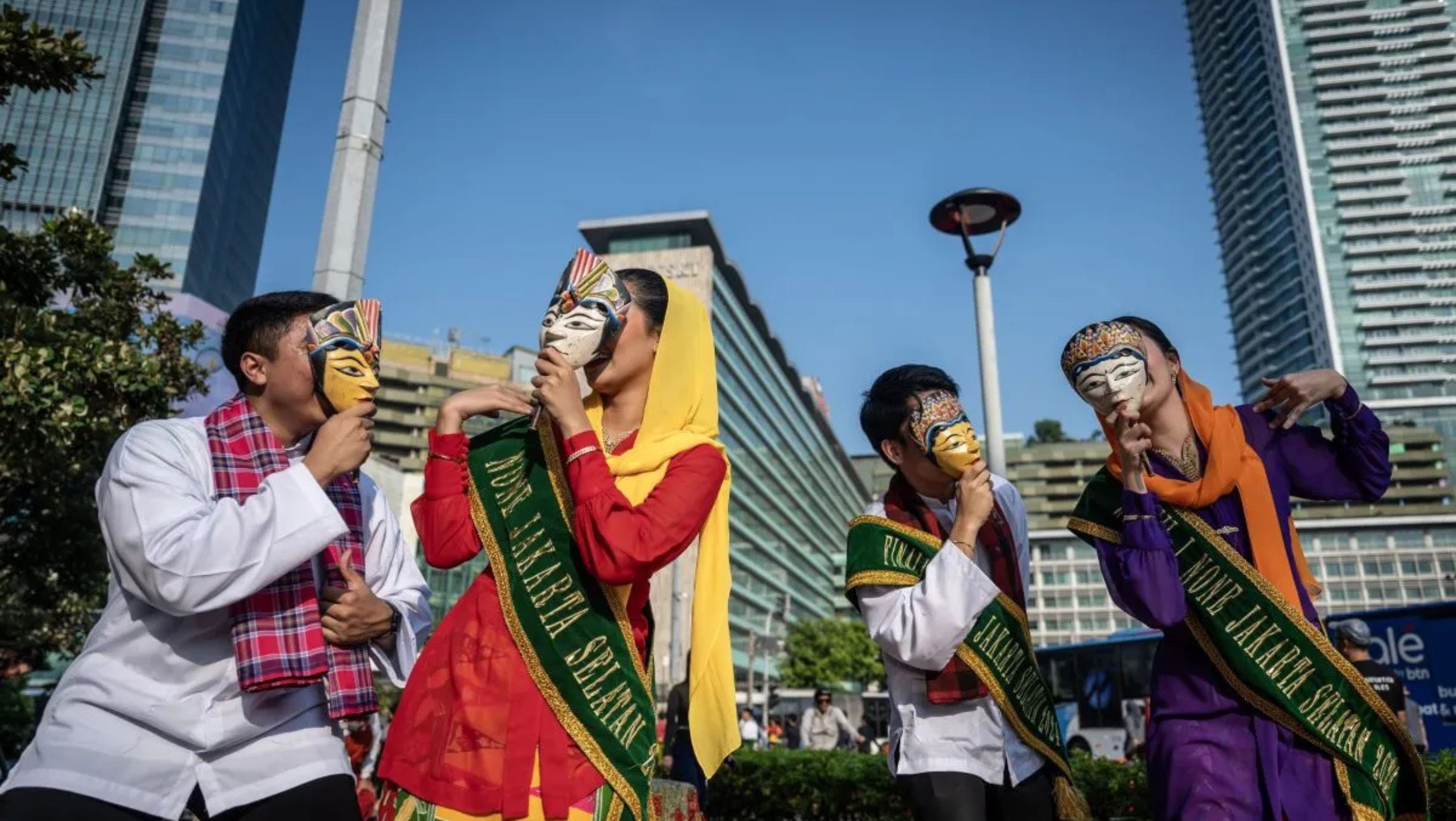 Saat Hari Bebas Kendaraan Bermotor (HBKB) atau Car Free Day (CFD) di kawasan Bundaran HI, Jakarta, Minggu (8/6), Abang None Jakarta Selatan membawakan tari Topeng Betawi. <b>((Antara/Bayu Pratama S))</b>