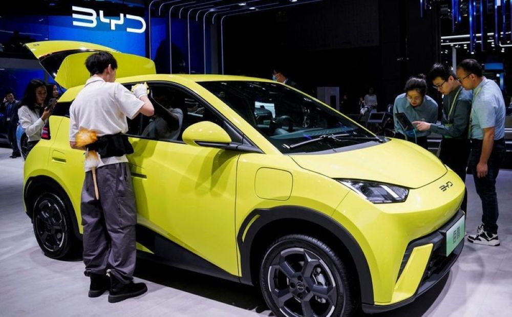Pengunjung berkerumun di mobil BYD Seagull yang dipamerkan di pameran Auto Shanghai, Chia, pada 19 April 2023. (Foto: Dok/Aly Song/Reuters)