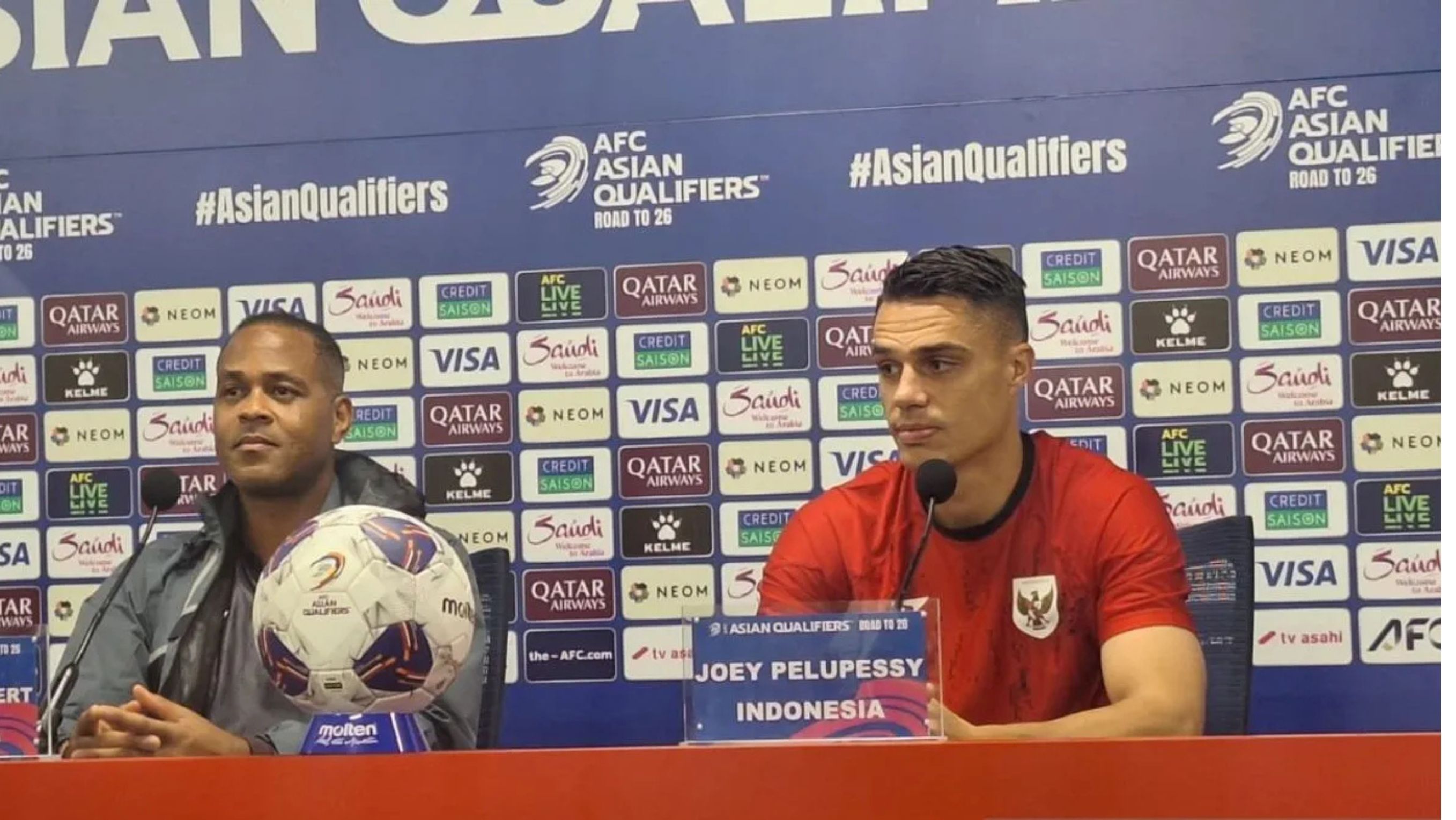 Senin, 9 Juni 2025, pelatih tim nasional Indonesia Patrick Kluivert (kiri) dan gelandang Joey Pelupessy (kanan) saat&nbsp;menghadiri jumpa pers pertandingan kualifikasi Piala Dunia 2026 Grup C zona Asia di Suita City Stadium, Perfektur Osaka. <b>((Antara) )</b>