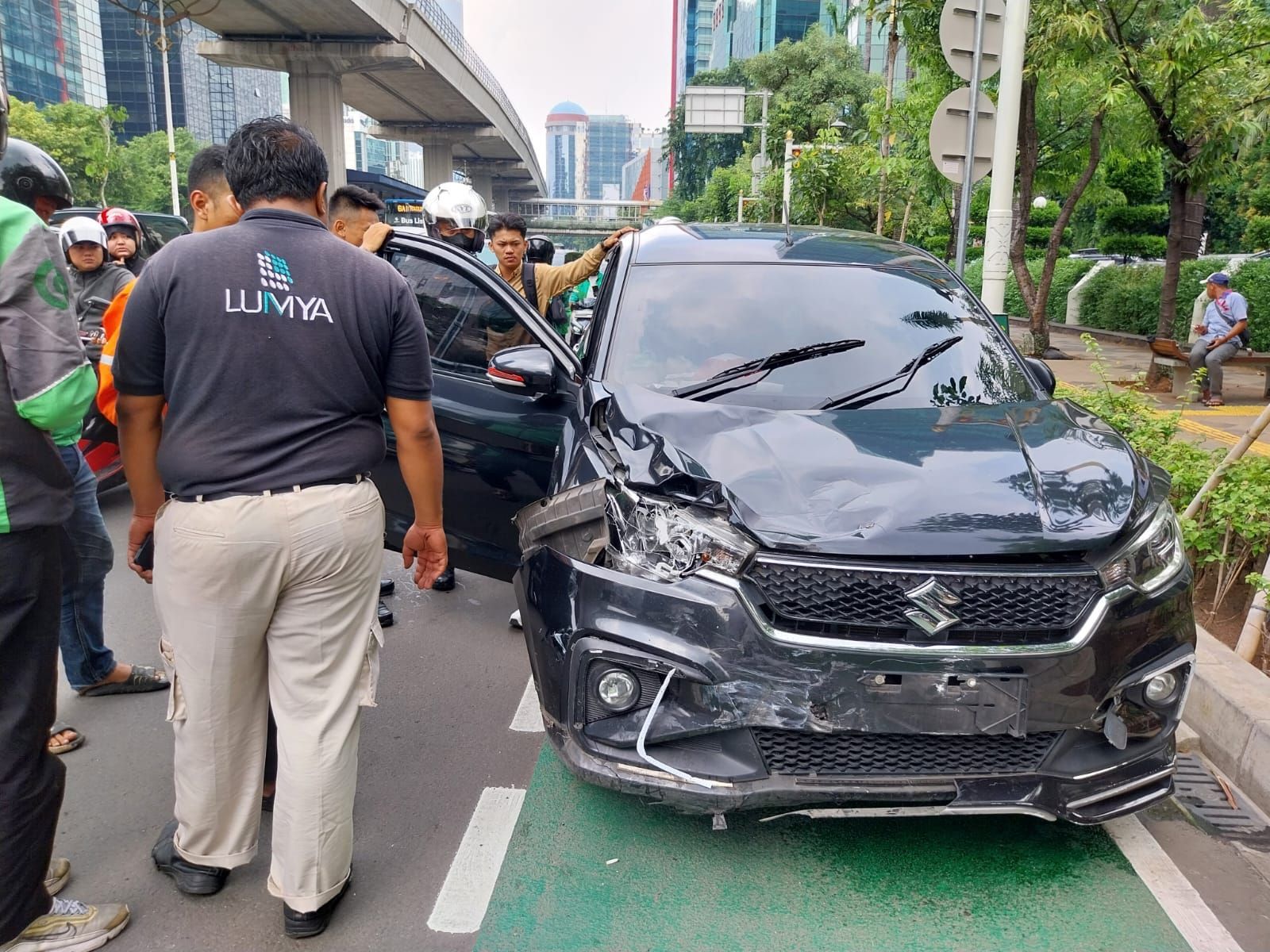 Mobil Ertiga ringsek terlibat kecelakaan siang ini, Senin 9 Juni 2025 di Kuningan <b>(Ismoko Widjaya)</b>