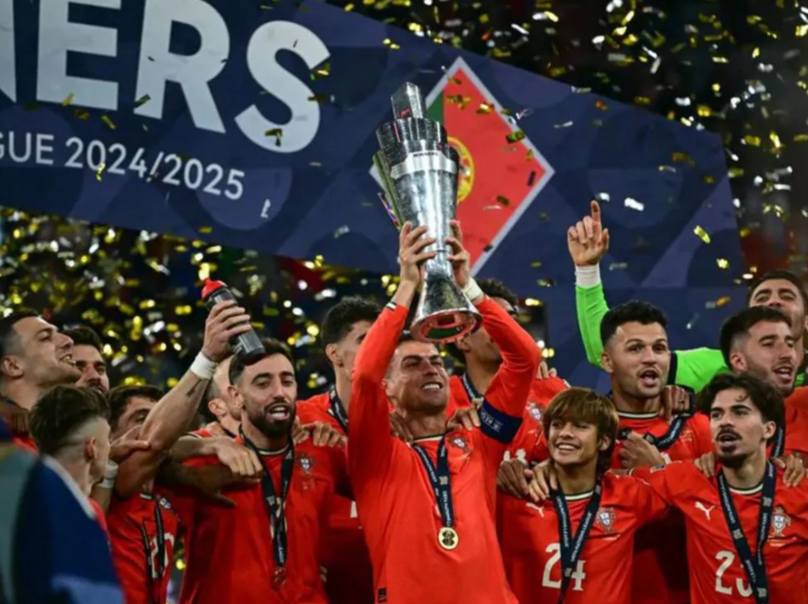 Kapten Timnas Portugal Cristiano Ronaldo (tengah) mengangkat trofi UEFA Nations League setelah menjadi juara dengan mengalahkan Timnas Spanyol di partai final, di Stadion Allianz Arena, Muenchen, Jerman, Minggu (8/6/2025). ANTARA/UEFA.com <b>(antara)</b>