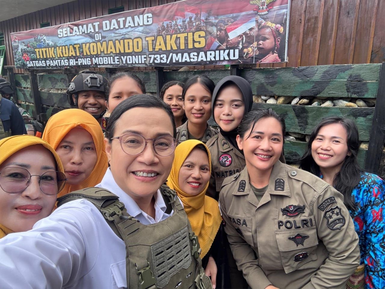 Menkeu Sri Mulyani Indrawati berswafoto dengan para polwan. 