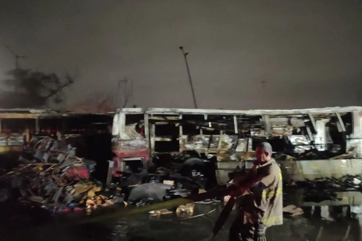 Kebakaran hebat melanda area Terminal Mobil Barang (TMB) Rawa Buaya, Cengkareng, Jakarta Barat, <b>(Antara)</b>