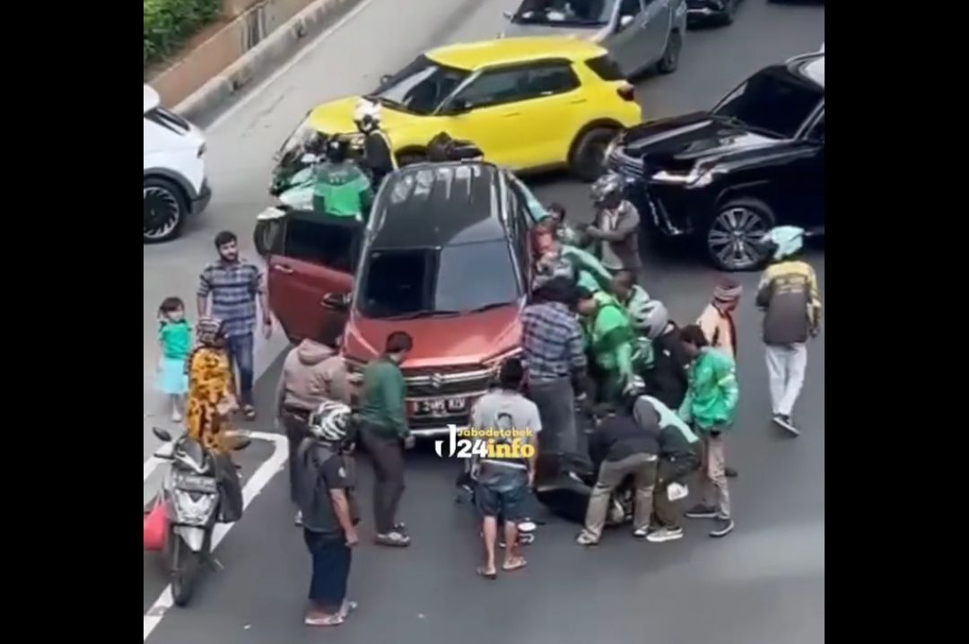 Mobil tabrak motor di kawasan Kuningan, Jakarta Selatan. (Instagram) 