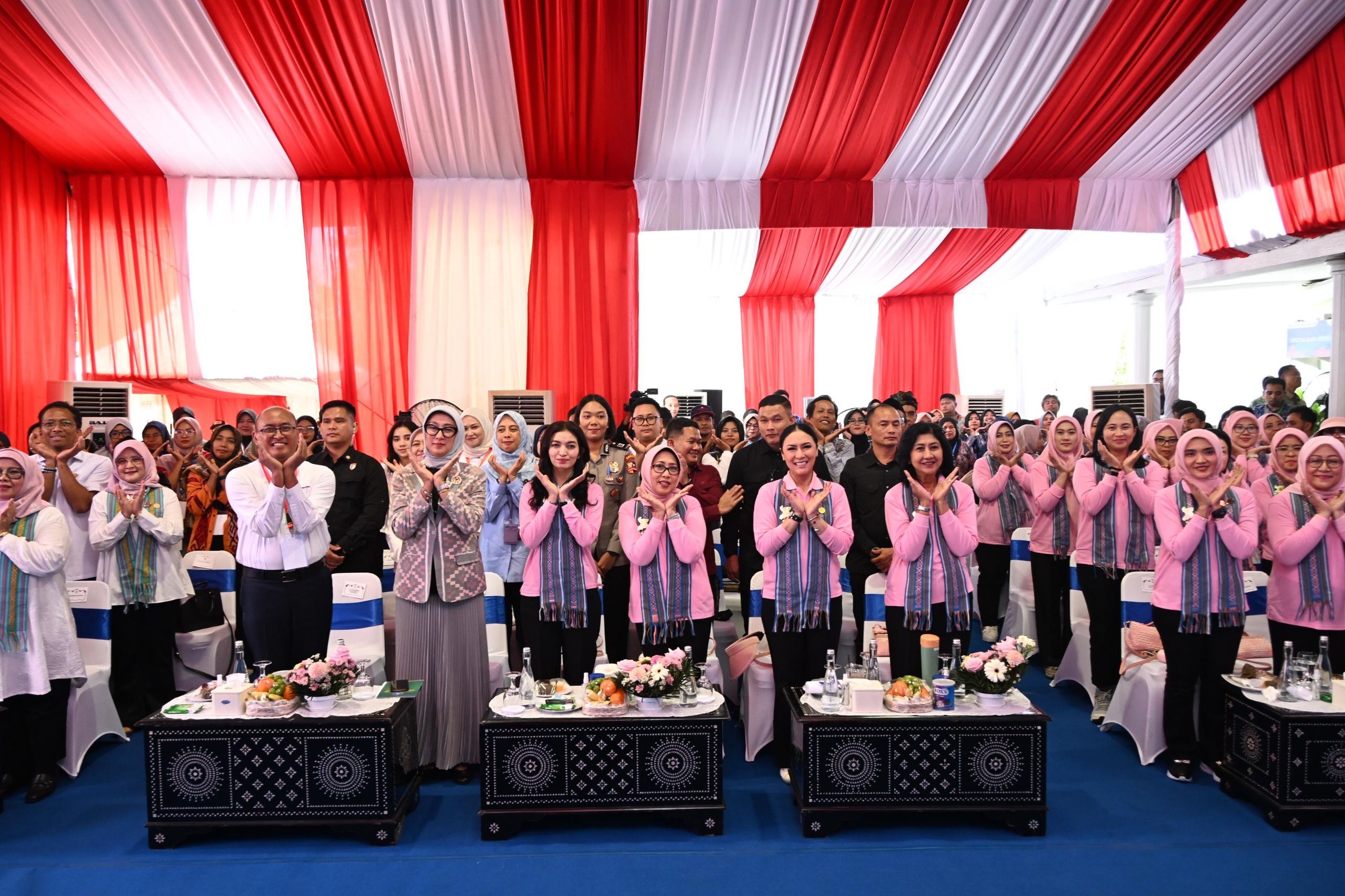 PT Pertamina (Persero) bersama Dewan Kerajinan Nasional (Dekranas) dan Solidaritas Perempuan untuk Indonesia Kabinet Merah Putih (Seruni KMP) menyelenggarakan pelatihan bertajuk &ldquo;Pencitraan Merek dan Foto Produk&rdquo; di Rumah BUMN Lombok Timur, NTB. <b>(Pertamina)</b>