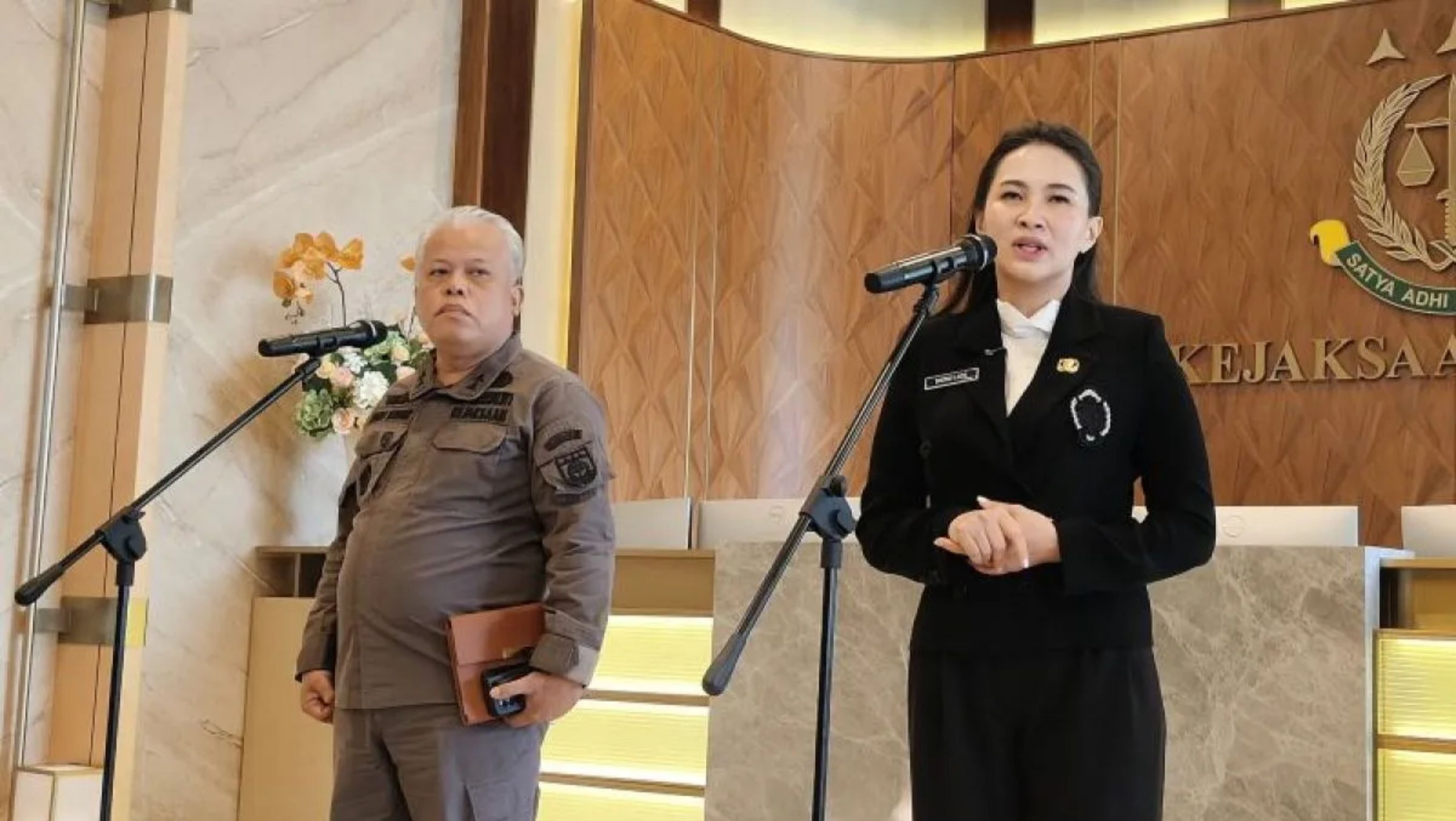 Gubernur Maluku Utara Sherly Tjoanda Laos (kanan) bersama Kepala Pusat Penerangan Hukum (Kapuspenkum) Kejaksaan Agung Harli Siregar (kiri) <b>(Antara)</b>