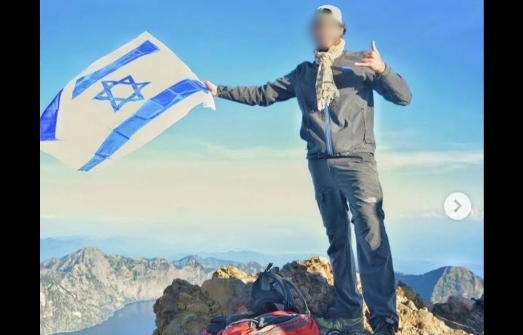WNA yang kibarkan bendera Israel di puncak Gunung Rinjani. (Instagram) 