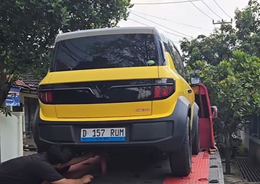 Mobil listrk VinFast VF3 milik Andy Garna di-towing untuk dibawa ke&nbsp;VinFast Bandung BKR. (Foto: Tangkapan layar akun Instagram @andygarna)