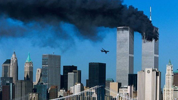 Gedung WTC saat hendak ditabrak pesawat kedua.  <b>((Times.com))</b>