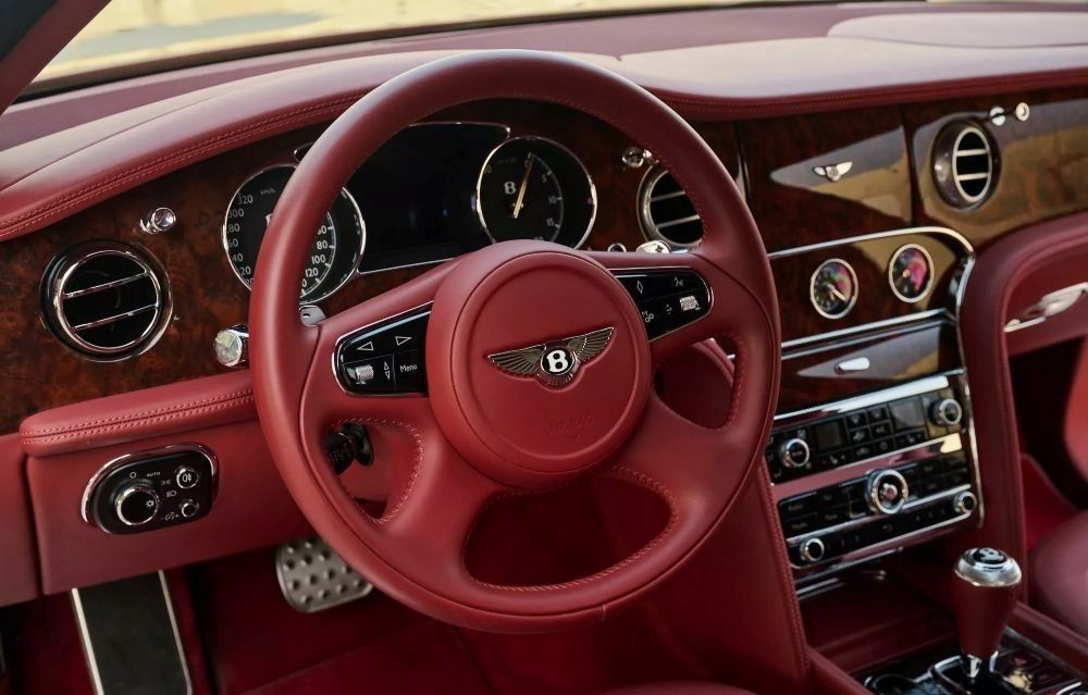 Bagian depan kabin Bentley Mulsanne Grand Limousine dibalut kulit merah marun di kursi, dasbor, dan panel pintu. (Foto: Istimewa via Carscoops)