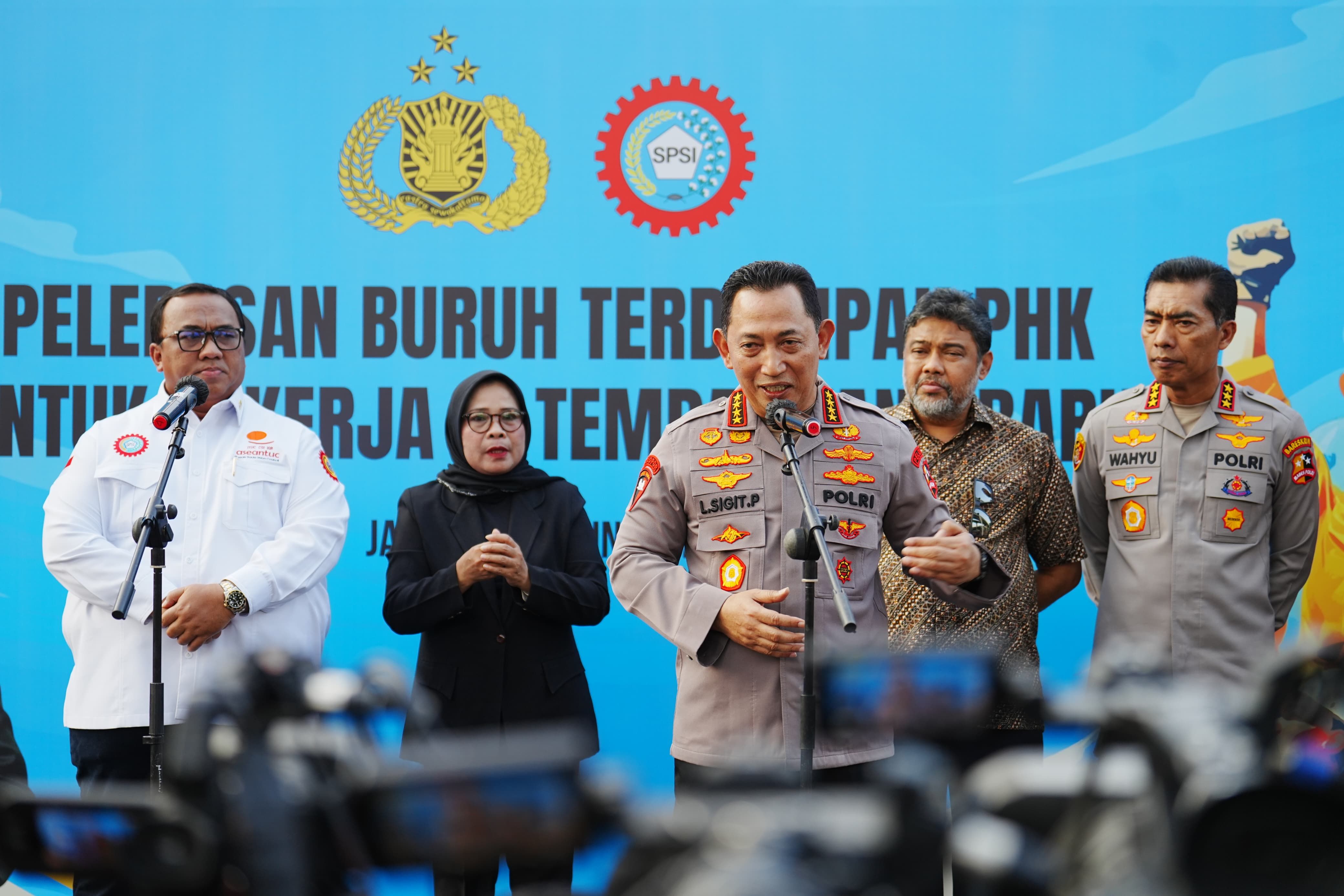 Kapolri Jenderal Listyo Sigit Prabowo melepas 700 buruh terdampak Pemutusan Hubungan Kerja (PHK) untuk bekerja di tempat yang baru. Kegiatan tersebut dilaksanakan di Gedung Rupattama,  Mabes Polri, Jakarta Selatan, Kamis (12/6/2025).  Sigit mengungkapkan, pelepasan buruh terdampak PHK untuk bekerja di tempat baru ini merupakan tindaklanjut dari instruksi Presiden Indonesia Prabowo Subianto. <b>(istimewa)</b>