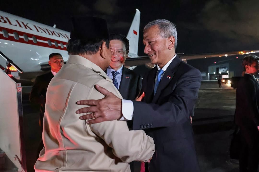 Tiba Malam di Singapura, Prabowo Disambut Langsung Perdana Menteri di Bandara  <b>(Instagram @presidenrepublikindonesia)</b>