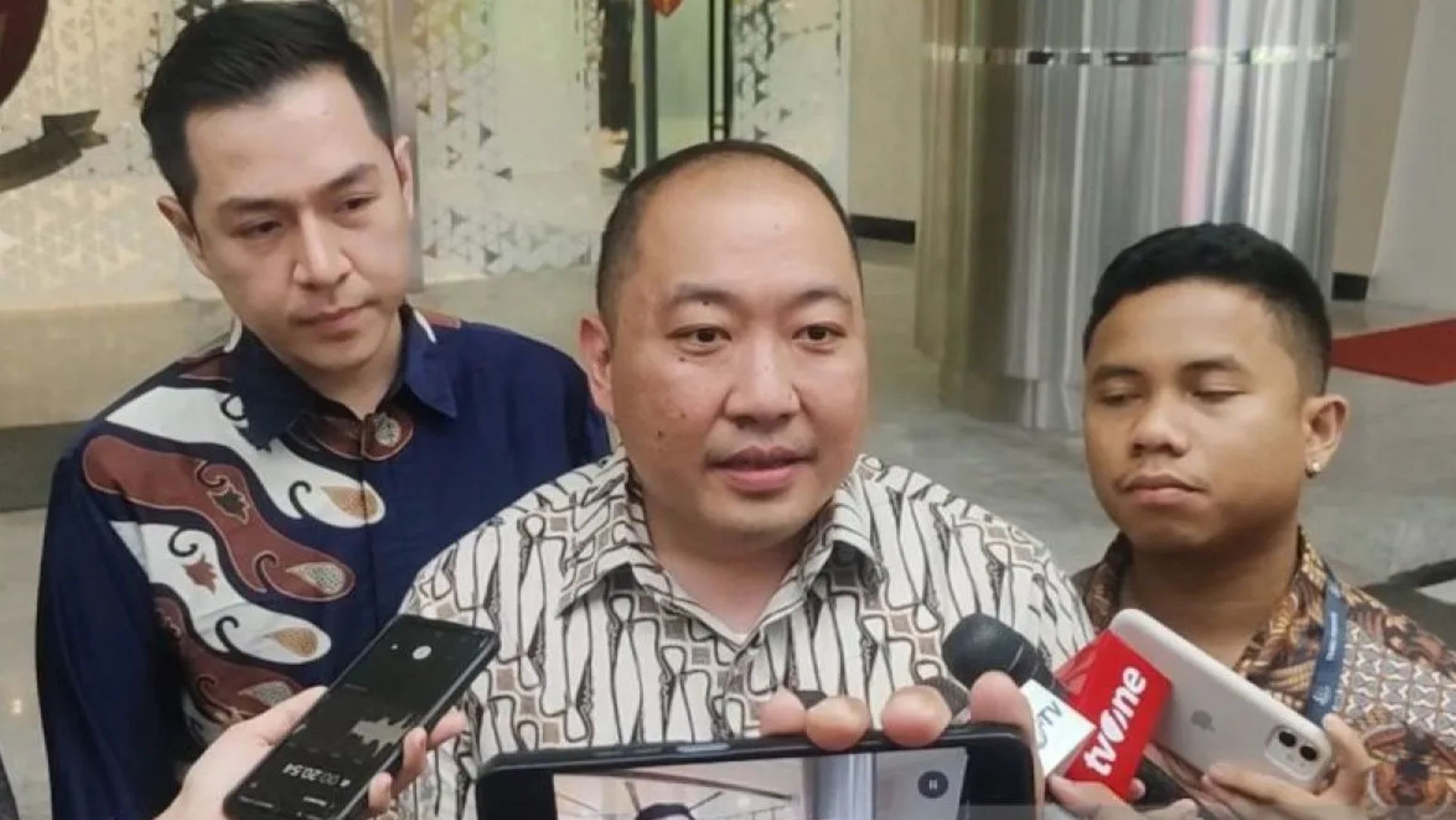 Di Gedung Jampidsus Kejaksaan Agung, Jakarta, Rabu (18/6), Iwan Kurniawan Lukminto(Tengah), Direktur Utama PT Sri Rejeki Isman (Sritex), berbicara dengan media. <b>((ANTARA/Nadia Putri Rahmani))</b>