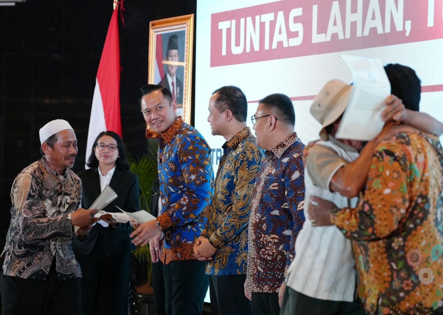 Penyerahan SHM kepada transmigran lokal Kabupaten Sukabumi. 