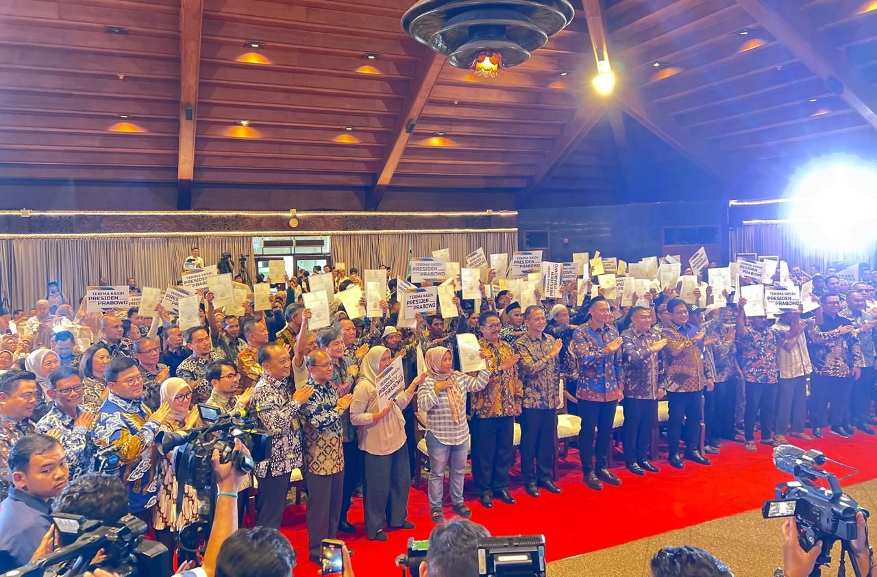 Sertifikat hak milik diserahkan kepada ribuan transmigran lokal atau ressettelement Kabupaten Sukabumi.  <b>(Ntvnews.id)</b>