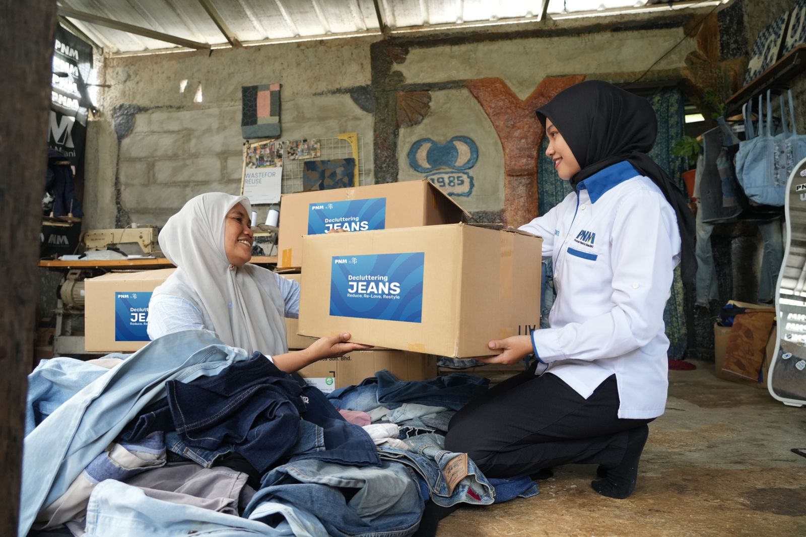 Dalam program ini, karyawan PNM berhasil mengumpulkan 60 kilogram celana jeans layak pakai untuk didonasikan kepada Bu Aan, nasabah PNM Mekaar yang mengembangkan usaha daur ulang jeans menjadi produk fashion kekinian  <b>(PNM)</b>