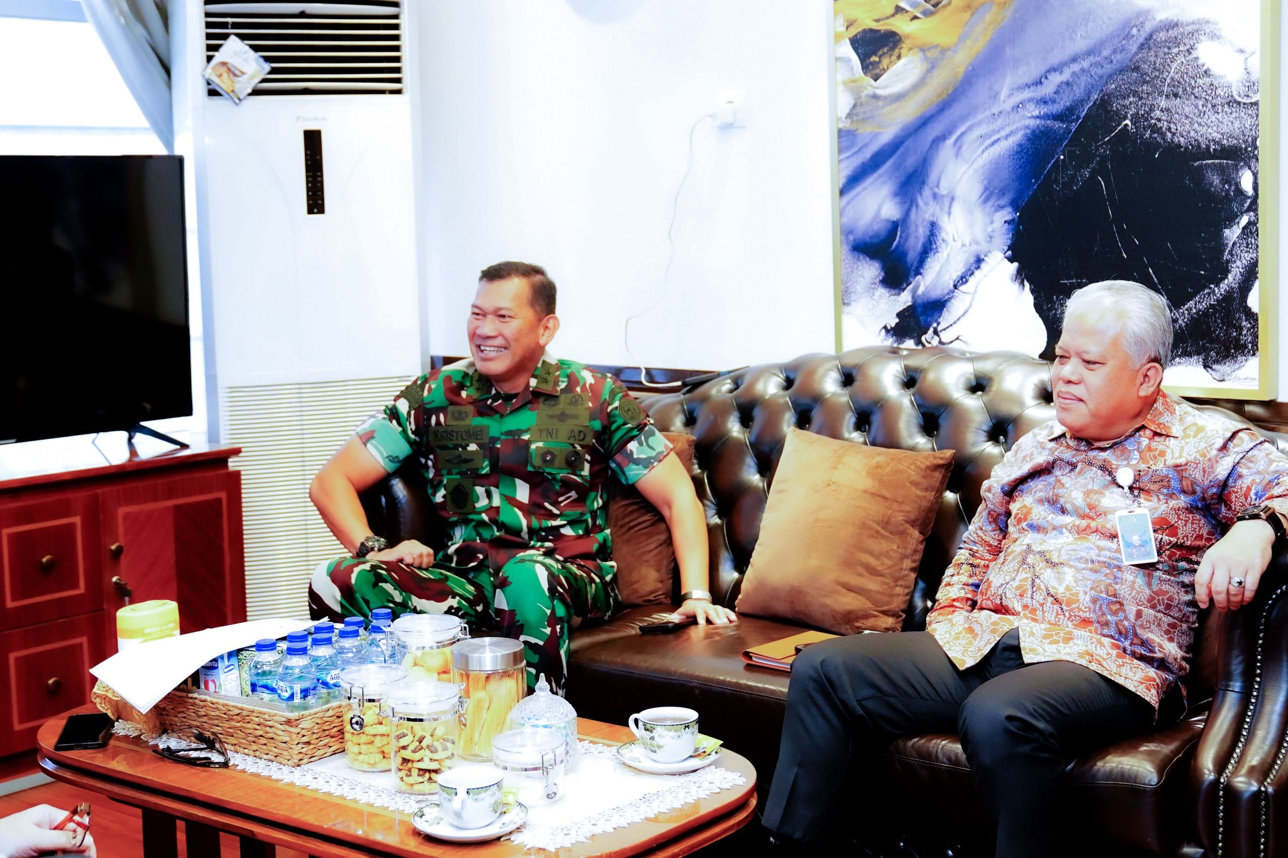 Kapuspen TNI Kunjungi Kejagung, Bahas Koordinasi Pengamanan dan Isu Terkini <b>(Puspen TNI)</b>