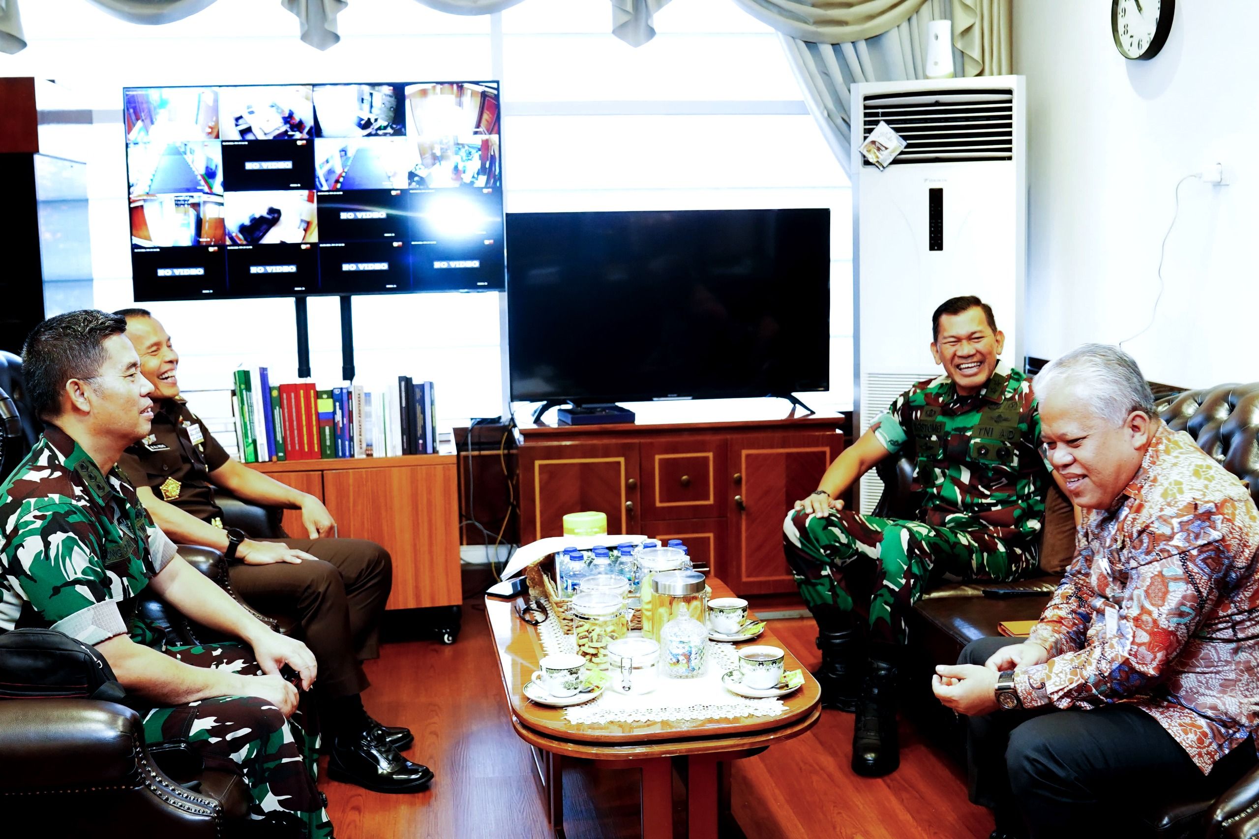 Kapuspen TNI Kunjungi Kejagung, Bahas Koordinasi Pengamanan dan Isu Terkini <b>(Puspen TNI)</b>