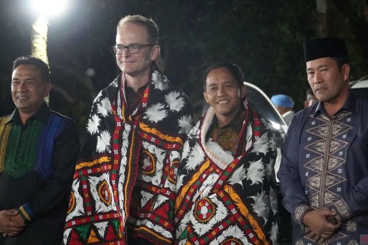 Menteri Kehutanan Raja Juli Antoni dan Duta Besar Inggris untuk Indonesia Dominic Jermey saat meninjau pelaksanaan Inisiatif Konservasi Gajah Peusangan (Peusangan Elephant Conservation Initiative/PECI) di Aceh Tengah, Aceh. <b>(Kedubes Inggris)</b>