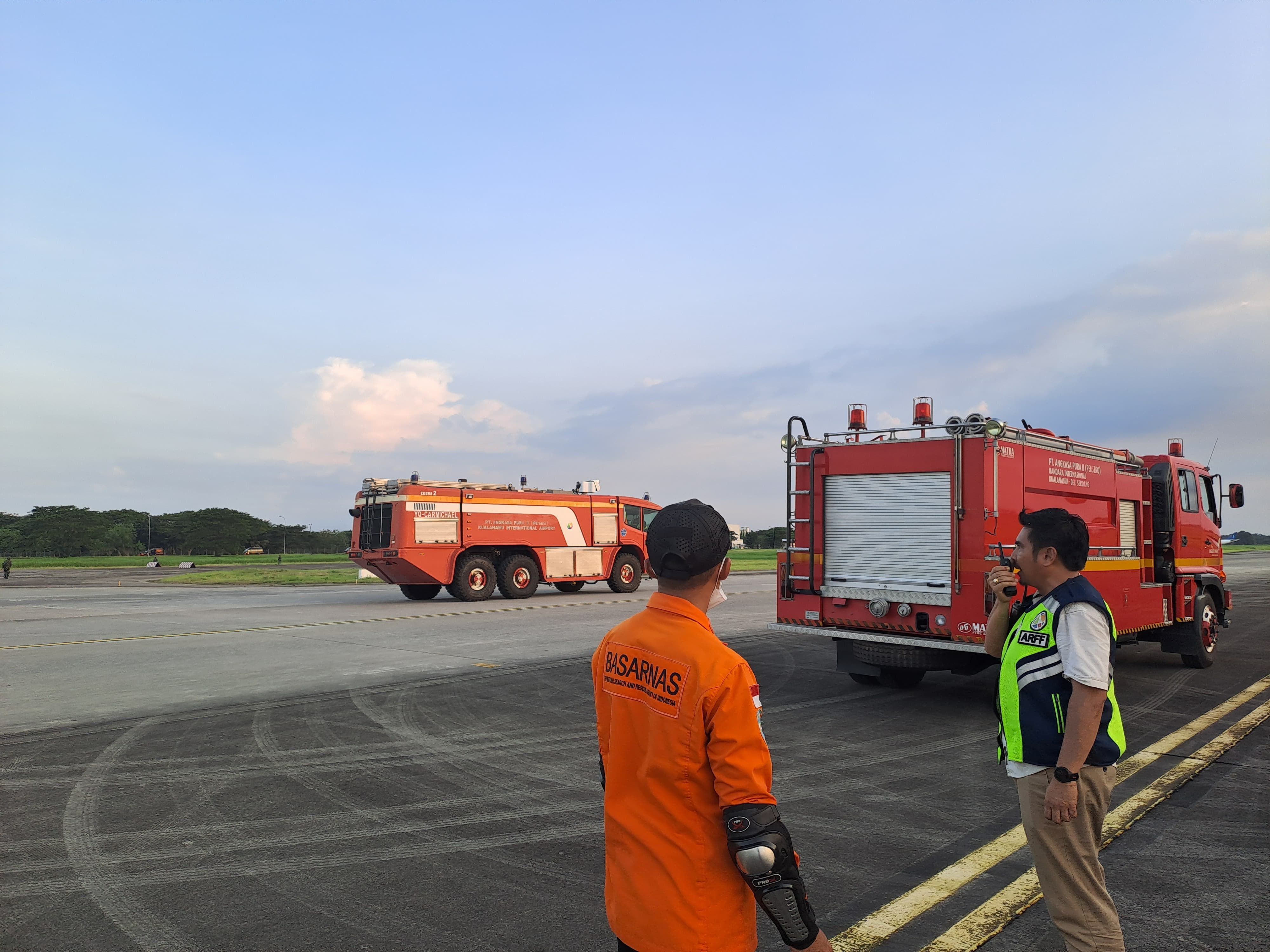 Tim SAR Medan menyiagakan personel di Bandara Internasional Kualanamu, pada Sabtu, 21 Juni 2025. <b>(Dok.Ntvnews.id)</b>