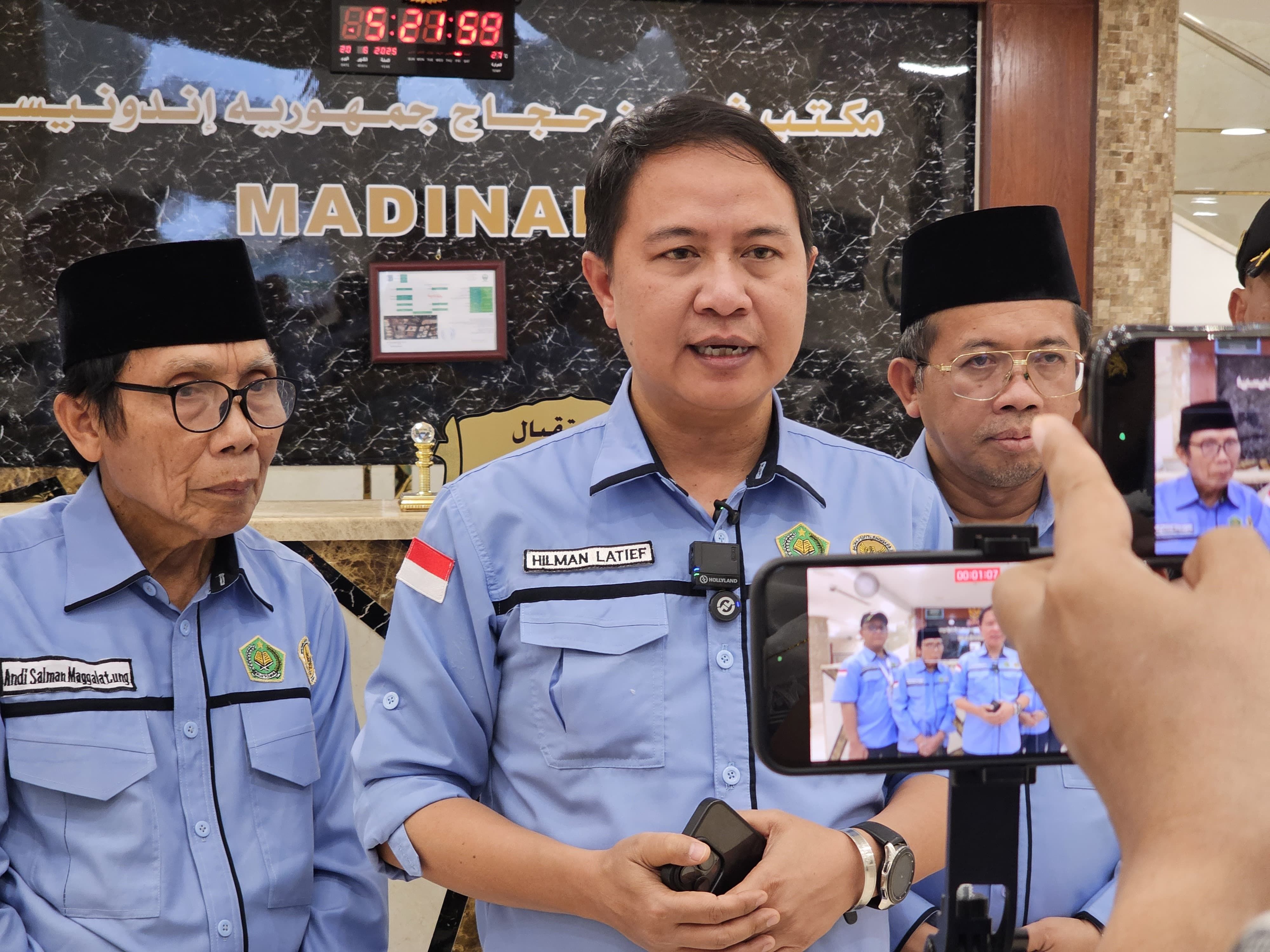 Dirjen PHU Hilman Latief (tengah) beri keterangan pers di Madinah. <b>(Dok.Ntvnews.id)</b>