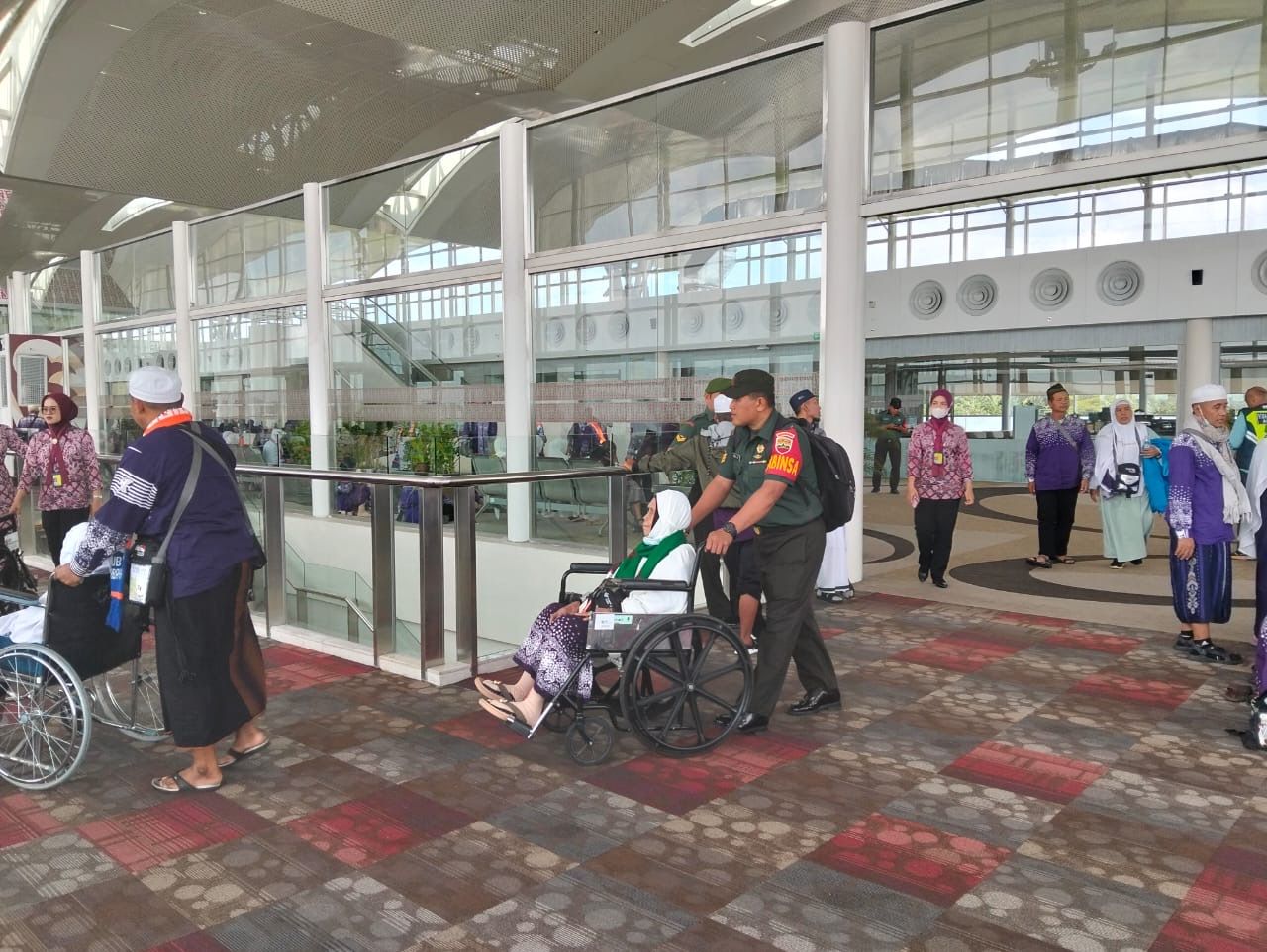 TNI bergerak cepat bersama instansi terkait dalam menangani situasi darurat menyusul adanya laporan ancaman bom terhadap pesawat Saudi Arabia Airlines SV 5688 dengan rute Jeddah&ndash;Muscat&ndash;Surabaya, Sabtu (21/6/2025).  <b>(Dok.Ntvnews.id)</b>