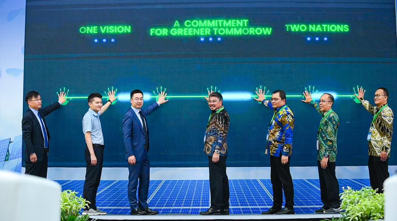 Pertamina New &amp; Renewable Energy (Pertamina NRE), bekerja sama dengan LONGi Green Technology Co., Ltd. meluncurkan proyek strategis pembangunan fasilitas manufaktur panel Surya (Photovoltaic/PV) di Indonesia. <b>(Pertamina)</b>