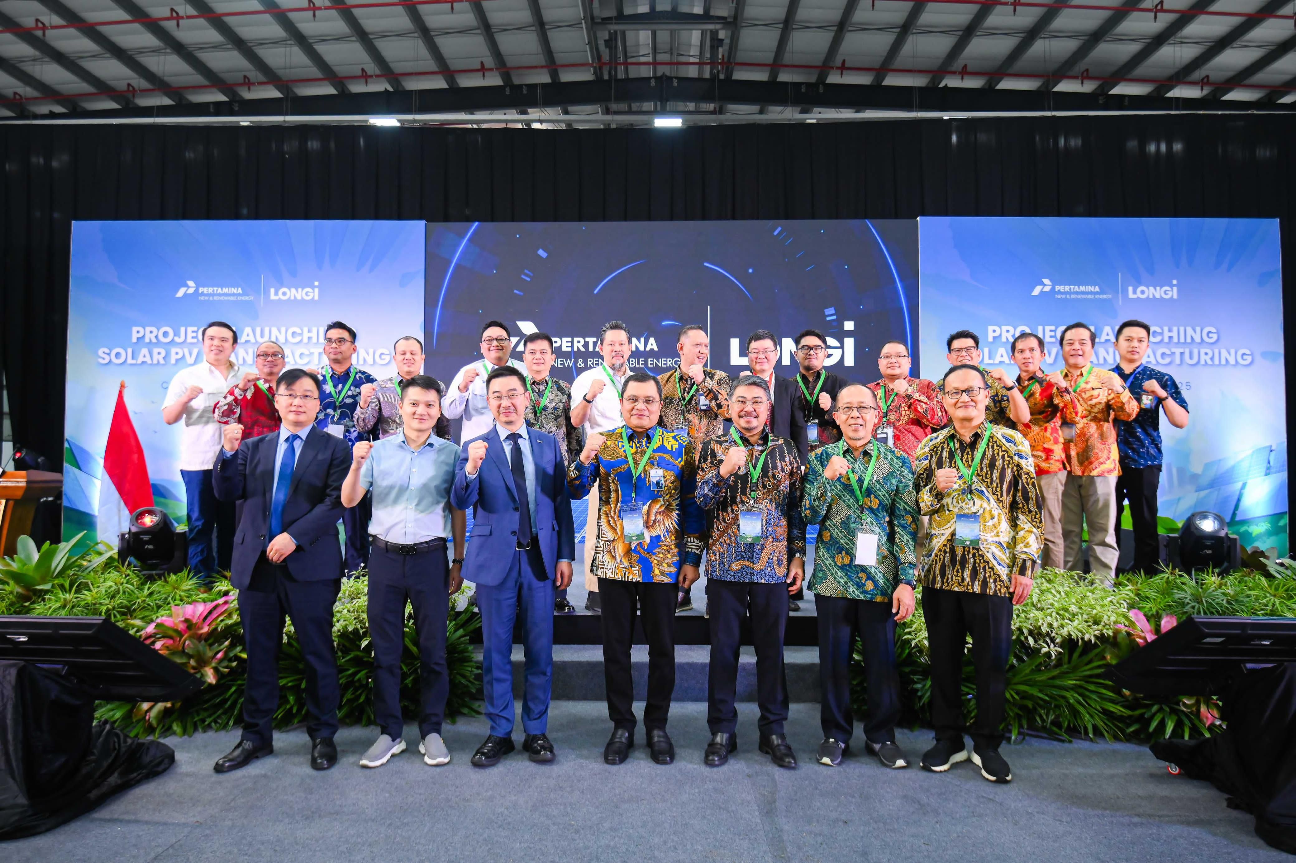 Pertamina New &amp; Renewable Energy (Pertamina NRE), bekerja sama dengan LONGi Green Technology Co., Ltd. meluncurkan proyek strategis pembangunan fasilitas manufaktur panel Surya (Photovoltaic/PV) di Indonesia. <b>(Pertamina)</b>