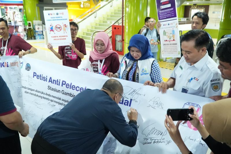 Kegiatan sosialisasi bertema &ldquo;Keamanan Perjalanan dan Pencegahan Pelecehan Seksual di Lingkungan Kereta Api&rdquo; yang diadakan PT KAI Daop 1 Jakarta di Stasiun Gambir, Jakarta, Selasa (24/6/2025). <b>( ANTARA/PT KAI Daop 1 Jakarta)</b>