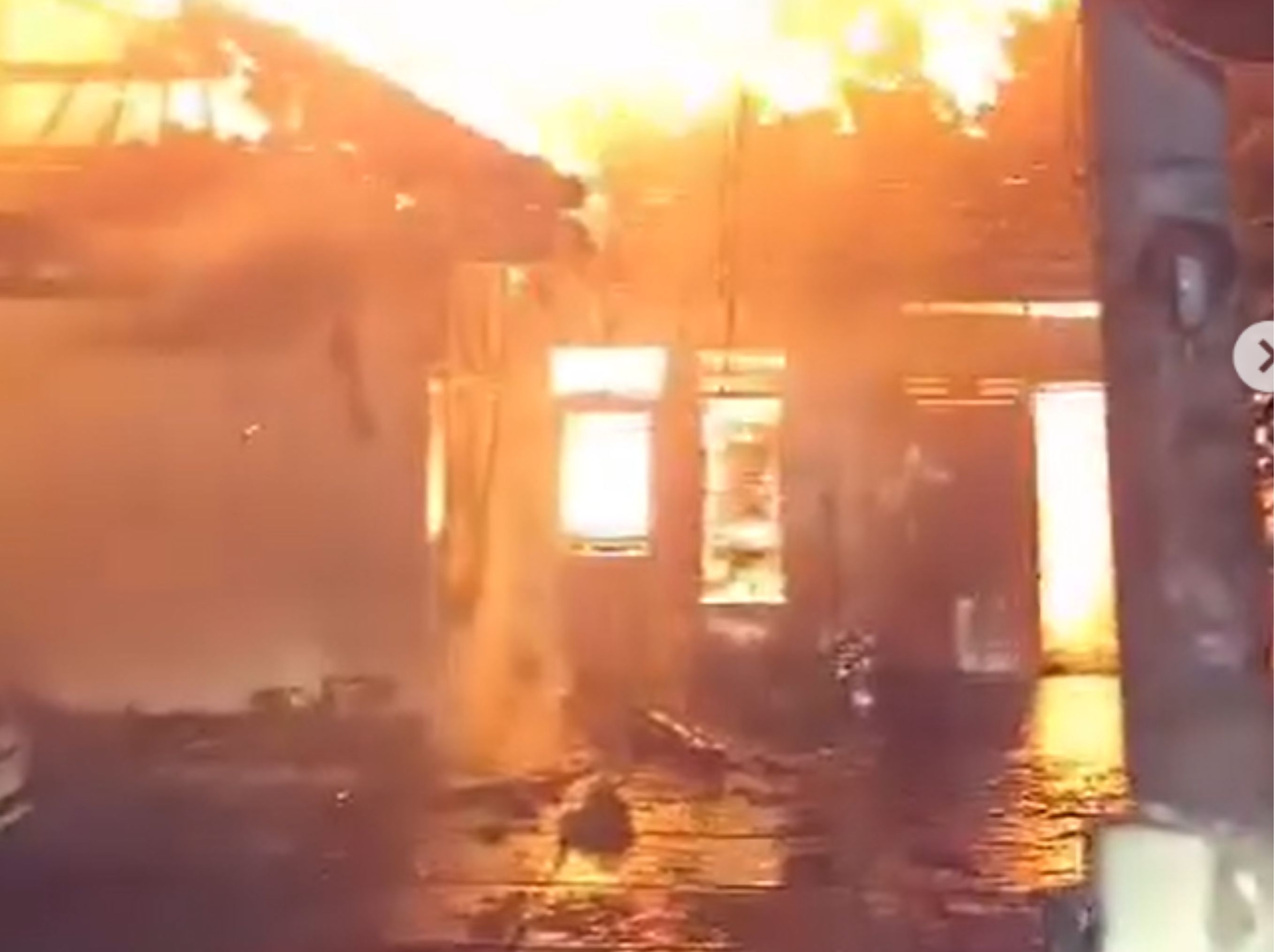 Penanganan kebakaran di jl mawar selesai pukul 03.30 wib, diturunkan 20 org petugas <b>(depokfirerescue113)</b>
