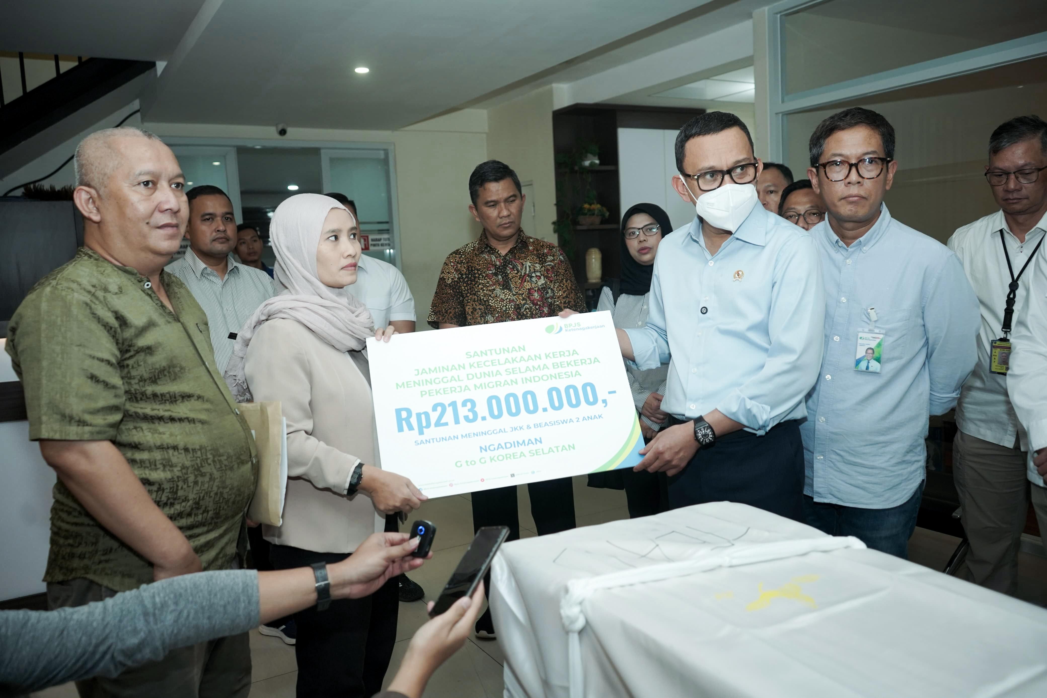 Pemerintah Indonesia melalui Kementerian Pelindungan Pekerja Migran Indonesia (KemenP2MI) berhasil memulangkan jenazah Ngadiman, seorang Pekerja Migran Indonesia (PMI) yang meninggal dunia akibat mengalami kecelakaan kerja di Korea Selatan. <b>(BPJS Ketenagakerjaan)</b>