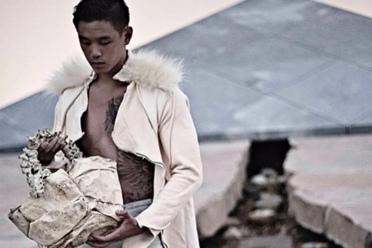 Desainer sekaligus selebgram Arnold Putra dan tas buatannya yang disebut berbahan dasar tulang manusia. <b>(Instagram)</b>
