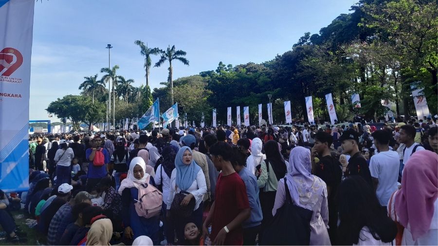 Warga padati Monas <b>(NTVNews.id/ Adiansyah)</b>