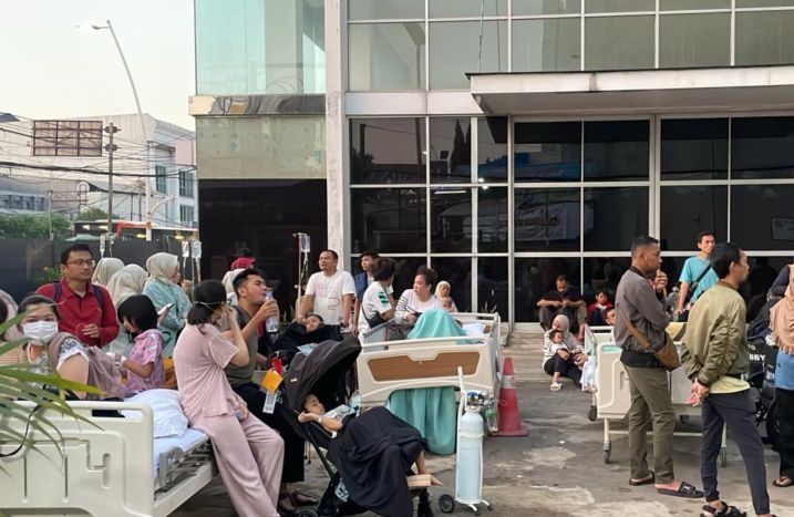 Pasien RS Hermina, Jatinegara yang dievakuasi ke luar gedung.  <b>(Antara)</b>