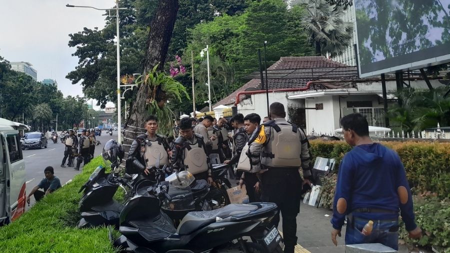 Polisi pasca bantu bubarkan masa aksi sopir truk di jalan merdeka selatan <b>(NTVNews.id/ Adiansyah)</b>
