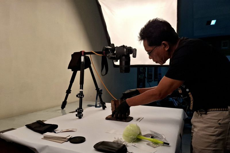 Pelaksanaan revitalisasi naskah kuno Lampung yang mulai rusak termakan zaman yang tersimpan di Museum Lampung oleh Perpustakaan Nasional.   <b>(ANTARA/Ruth Intan Sozometa Kanafi)</b>