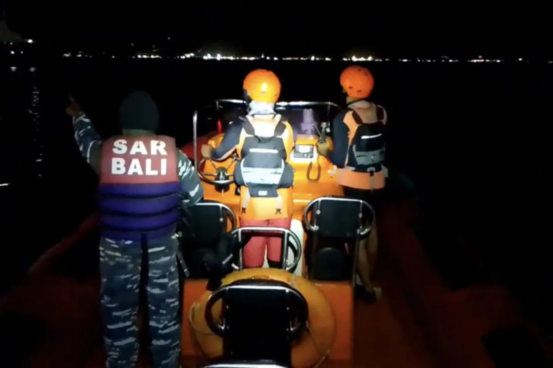 KMP Tunu Pratama Jaya Tenggelam di Selat Bali, 4 Tewas dan 23 Penumpang Selamat <b>(Antara)</b>