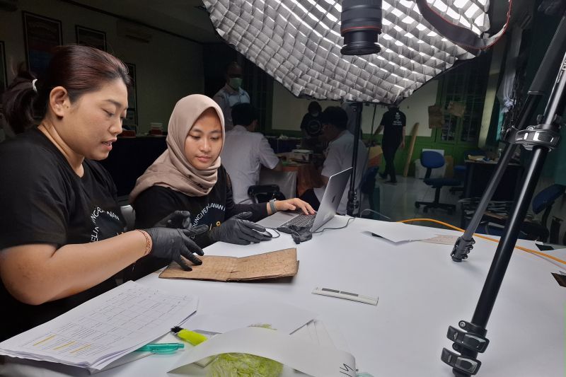 Pelaksanaan revitalisasi naskah kuno Lampung yang mulai rusak termakan zaman yang tersimpan di Museum Lampung oleh Perpustakaan Nasional.  <b>(ANTARA/Ruth Intan Sozometa Kanafi)</b>