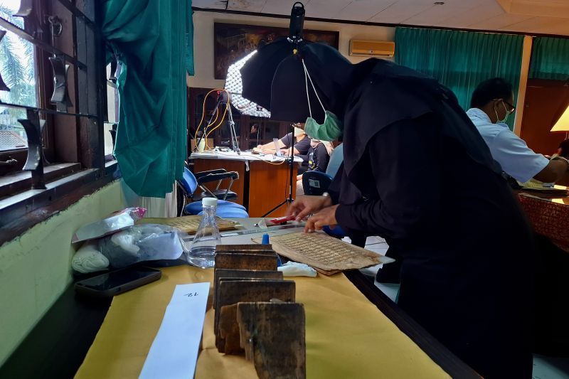 Pelaksanaan digitalisasi naskah kuno Lampung yang tersimpan di Museum Lampung oleh Perpustakaan Nasional.  <b>(ANTARA/Ruth Intan Sozometa Kanafi.)</b>