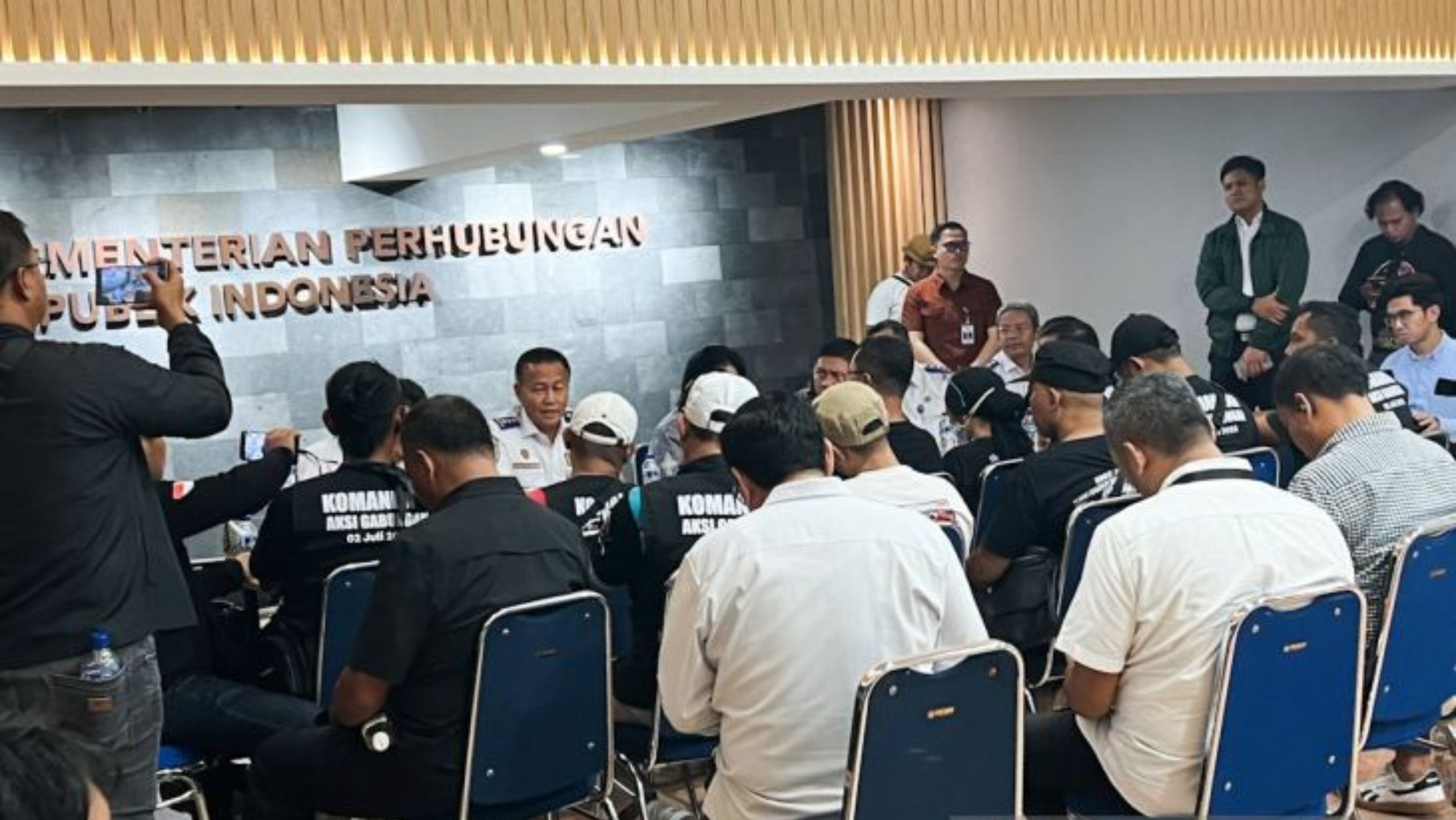 Di Jakarta, Rabu, 2 Juli 2025, gabungan organisasi pengemudi truk Indonesia mengadakan demonstrasi. Terkait hal ini, Aan Suhanan, Direktur Jenderal Perhubungan Darat Kementerian Perhuhungan, menerima perwilan sopir truk. <b>(Antara)</b>