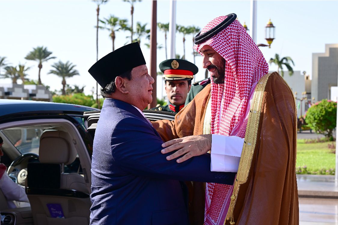 Presiden Republik Indonesia, Prabowo Subianto, melakukan pertemuan dengan Putra Mahkota sekaligus Perdana Menteri Arab Saudi, Pangeran Mohammed bin Salman Al Saud <b>(Sekretariat Presiden)</b>