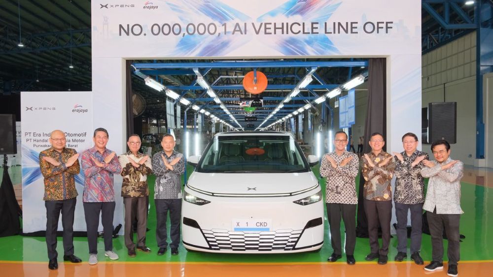 Xpeng bersama Erajaya menggelar seremoni line off produksi lokal perdana mobil listrik Xpeng X9 di Purwakarta, Provinsi Jawa Barat, Selasa (1/7/2025). (Foto: Erajaya)