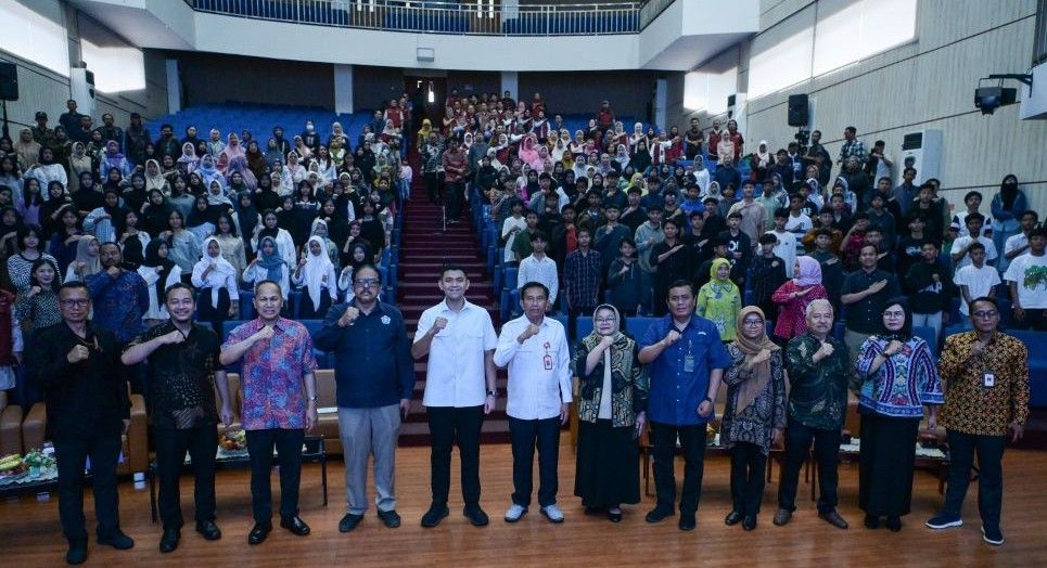 Staf Khusus Menteri Komdigi, Alfreno Kautsar Ramadhan dalam kunjungan kerja ke Sekolah Rakyat di lingkungan Poltekesos Bandung, Sabtu (5/7/2025). (Foto: Istimewa/Komdigi)