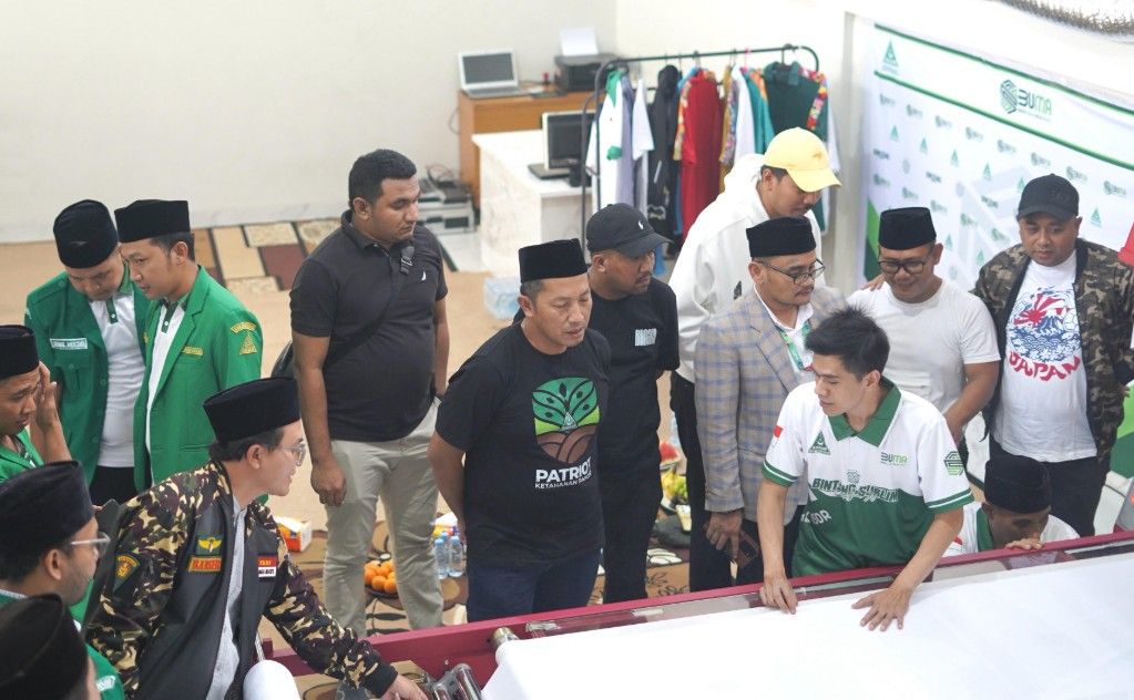 Ketua Umum PP GP Ansor Addin Jauharudin meninjau proses produksi konvensi milik BUMA PC GP Ansor Kabupaten Bandung, Sabtu (5/7/2025). (Foto: Istimewa)
