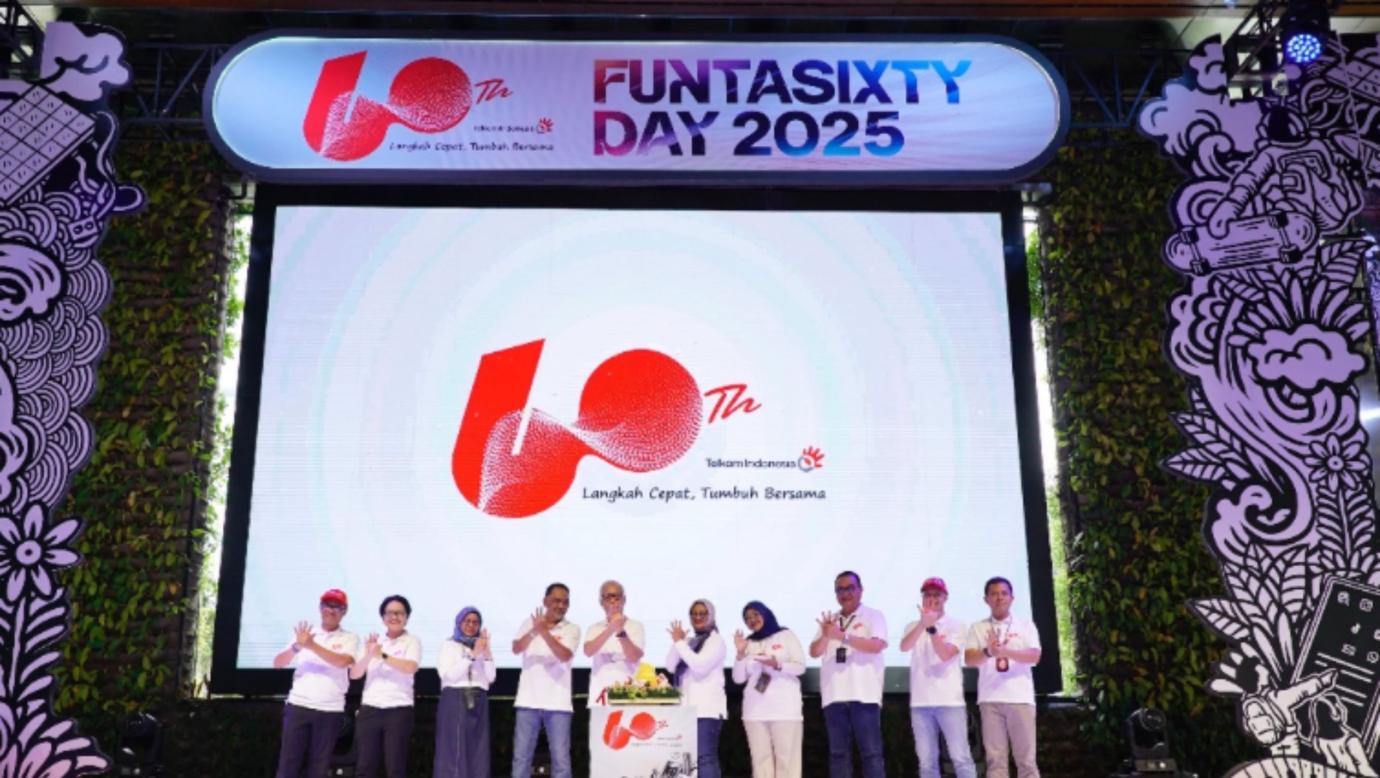 Dewan Komisaris Telkom, Jajaran Direksi Telkom, dan perwakilan karyawan Telkom saat acara syukuran Hari Ulang Tahun (HUT) ke-60 Telkom, di Telkom Landmark Tower, Jakarta, pada Senin (7/7). <b>(Telkom)</b>