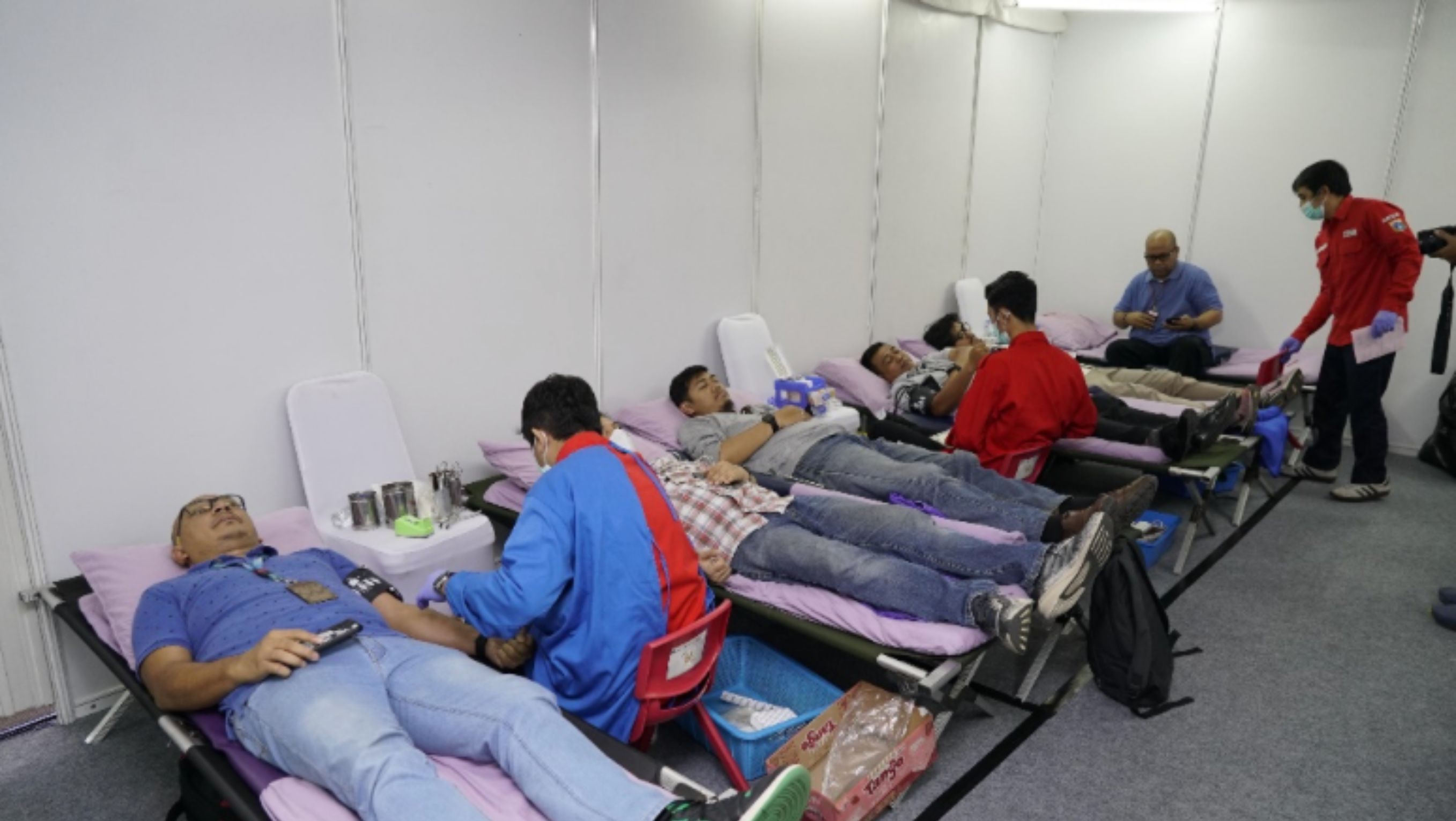Kegiatan donor darah yang merupakan rangkaian acara syukuran Hari Ulang Tahun (HUT) ke-60 Telkom. <b>(Telkom)</b>