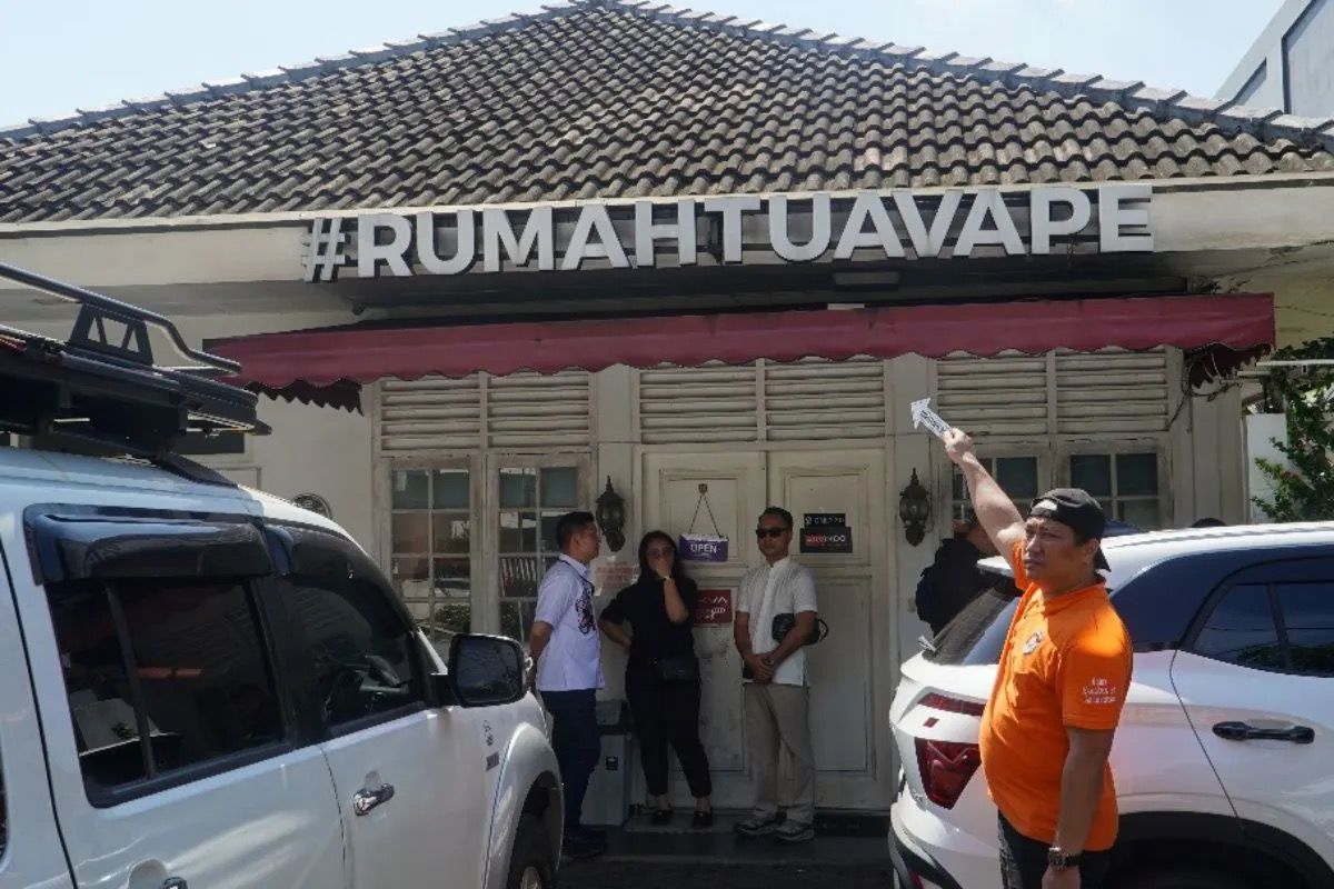 Petugas saat olah TKP di lokasi penemuan mayat diplomat di Jakarta, Selasa, 8 Juli 2025. <b>(Antara)</b>
